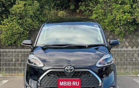 Toyota Sienta II, 2022 год, 1 200 000 рублей, 2 фотография