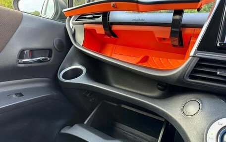 Toyota Sienta II, 2022 год, 1 200 000 рублей, 17 фотография