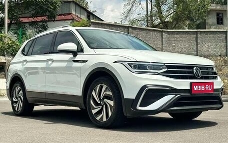 Volkswagen Tiguan II, 2023 год, 2 430 000 рублей, 1 фотография