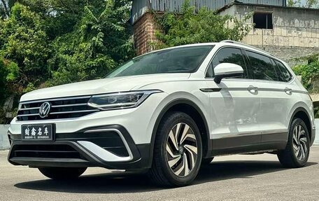 Volkswagen Tiguan II, 2023 год, 2 430 000 рублей, 3 фотография