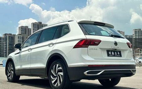 Volkswagen Tiguan II, 2023 год, 2 430 000 рублей, 4 фотография