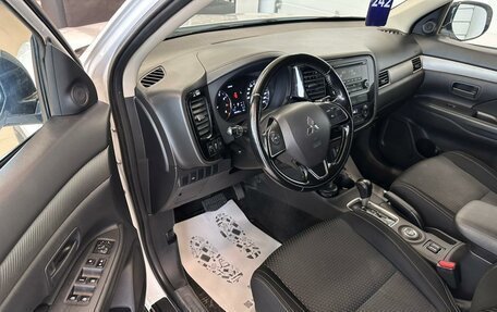 Mitsubishi Outlander III рестайлинг 3, 2016 год, 1 949 900 рублей, 10 фотография