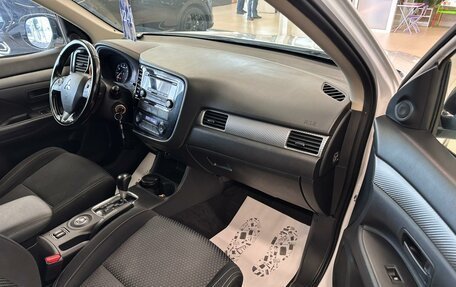 Mitsubishi Outlander III рестайлинг 3, 2016 год, 1 949 900 рублей, 12 фотография
