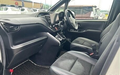 Toyota Voxy III, 2021 год, 2 100 000 рублей, 10 фотография