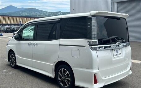 Toyota Voxy III, 2021 год, 2 100 000 рублей, 6 фотография