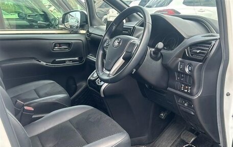 Toyota Voxy III, 2021 год, 2 100 000 рублей, 11 фотография