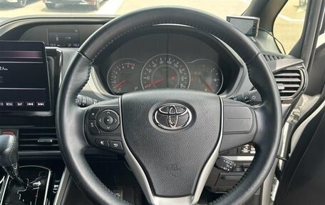 Toyota Voxy III, 2021 год, 2 100 000 рублей, 16 фотография