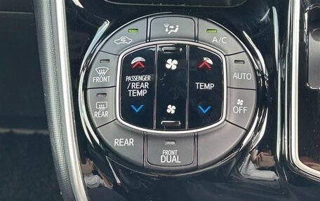 Toyota Voxy III, 2021 год, 2 100 000 рублей, 21 фотография