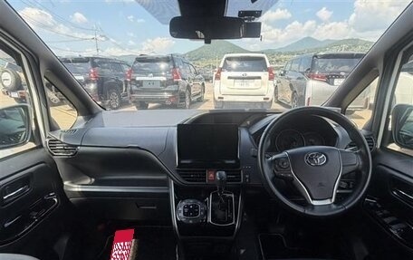 Toyota Voxy III, 2021 год, 2 100 000 рублей, 12 фотография