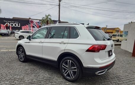 Volkswagen Tiguan II, 2023 год, 2 350 000 рублей, 4 фотография