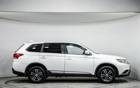 Mitsubishi Outlander III рестайлинг 3, 2019 год, 1 799 000 рублей, 4 фотография