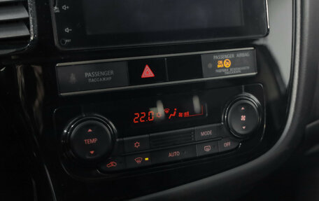 Mitsubishi Outlander III рестайлинг 3, 2019 год, 1 799 000 рублей, 13 фотография