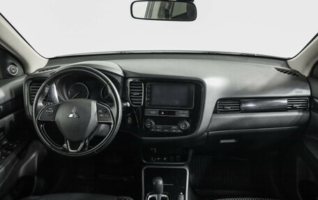 Mitsubishi Outlander III рестайлинг 3, 2019 год, 1 799 000 рублей, 10 фотография