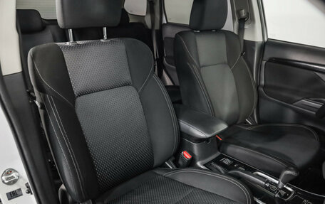 Mitsubishi Outlander III рестайлинг 3, 2019 год, 1 799 000 рублей, 19 фотография