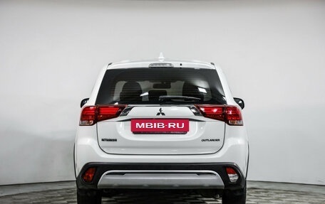 Mitsubishi Outlander III рестайлинг 3, 2019 год, 1 799 000 рублей, 6 фотография