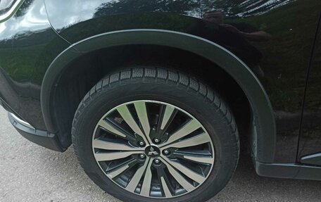 Mitsubishi Outlander III рестайлинг 3, 2021 год, 2 900 000 рублей, 11 фотография