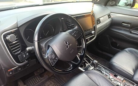 Mitsubishi Outlander III рестайлинг 3, 2021 год, 2 900 000 рублей, 14 фотография