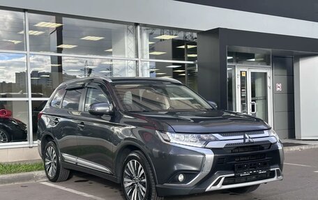 Mitsubishi Outlander III рестайлинг 3, 2019 год, 1 850 000 рублей, 1 фотография