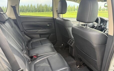 Mitsubishi Outlander III рестайлинг 3, 2020 год, 2 200 000 рублей, 8 фотография