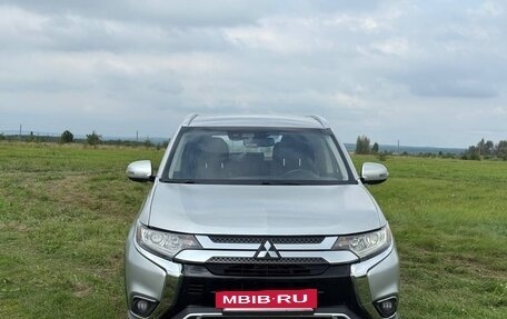 Mitsubishi Outlander III рестайлинг 3, 2020 год, 2 200 000 рублей, 2 фотография