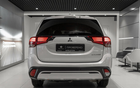 Mitsubishi Outlander III рестайлинг 3, 2018 год, 2 000 000 рублей, 6 фотография