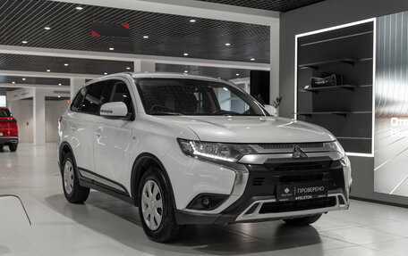 Mitsubishi Outlander III рестайлинг 3, 2018 год, 2 000 000 рублей, 2 фотография