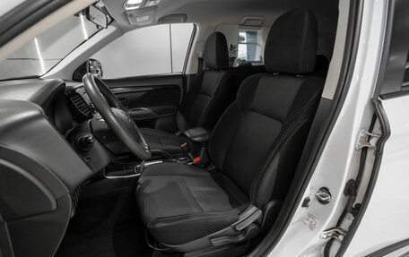 Mitsubishi Outlander III рестайлинг 3, 2018 год, 2 000 000 рублей, 9 фотография