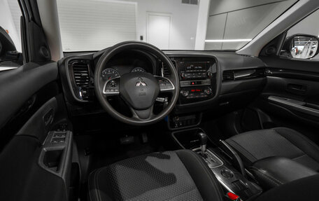 Mitsubishi Outlander III рестайлинг 3, 2018 год, 2 000 000 рублей, 7 фотография