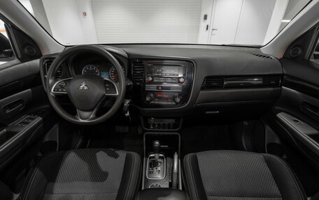 Mitsubishi Outlander III рестайлинг 3, 2018 год, 2 000 000 рублей, 8 фотография