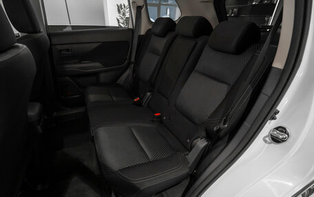 Mitsubishi Outlander III рестайлинг 3, 2018 год, 2 000 000 рублей, 12 фотография