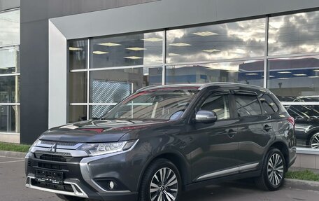 Mitsubishi Outlander III рестайлинг 3, 2019 год, 1 850 000 рублей, 3 фотография