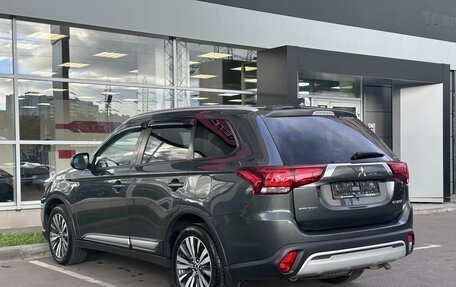 Mitsubishi Outlander III рестайлинг 3, 2019 год, 1 850 000 рублей, 4 фотография