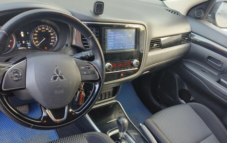 Mitsubishi Outlander III рестайлинг 3, 2020 год, 2 450 000 рублей, 8 фотография