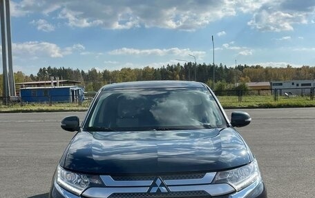 Mitsubishi Outlander III рестайлинг 3, 2020 год, 2 450 000 рублей, 2 фотография