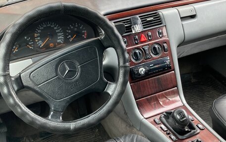 Mercedes-Benz E-Класс, 1998 год, 240 000 рублей, 2 фотография