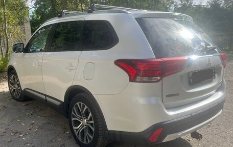 Mitsubishi Outlander III рестайлинг 3, 2015 год, 1 550 000 рублей, 3 фотография