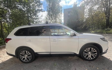 Mitsubishi Outlander III рестайлинг 3, 2015 год, 1 550 000 рублей, 2 фотография