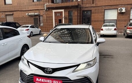 Toyota Camry, 2018 год, 1 900 000 рублей, 3 фотография
