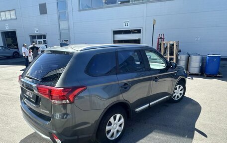 Mitsubishi Outlander III рестайлинг 3, 2017 год, 1 425 000 рублей, 2 фотография