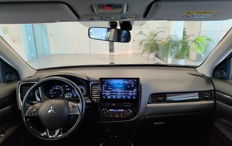 Mitsubishi Outlander III рестайлинг 3, 2017 год, 1 630 000 рублей, 10 фотография