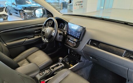 Mitsubishi Outlander III рестайлинг 3, 2017 год, 1 630 000 рублей, 8 фотография