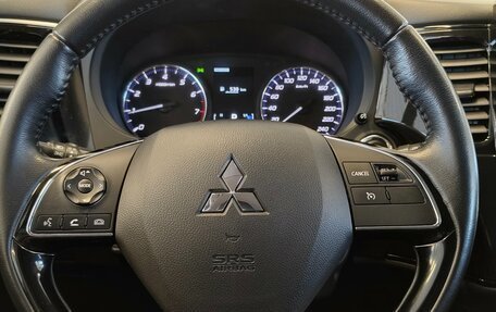 Mitsubishi Outlander III рестайлинг 3, 2017 год, 1 630 000 рублей, 16 фотография