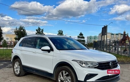 Volkswagen Tiguan II, 2021 год, 3 700 000 рублей, 2 фотография