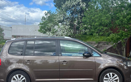Volkswagen Touran III, 2011 год, 1 100 000 рублей, 2 фотография