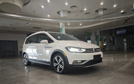 Volkswagen Touran III, 2022 год, 1 760 005 рублей, 3 фотография