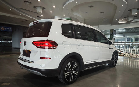 Volkswagen Touran III, 2022 год, 1 760 005 рублей, 7 фотография
