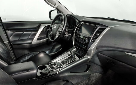 Mitsubishi Pajero Sport III рестайлинг, 2019 год, 3 190 000 рублей, 14 фотография