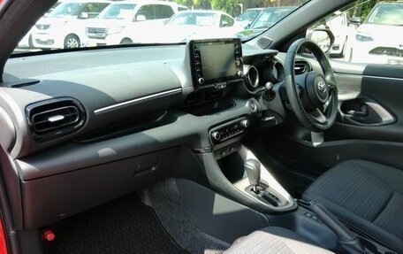 Toyota Yaris, 2022 год, 1 200 000 рублей, 13 фотография
