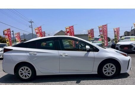 Toyota Prius IV XW50, 2022 год, 1 650 000 рублей, 4 фотография