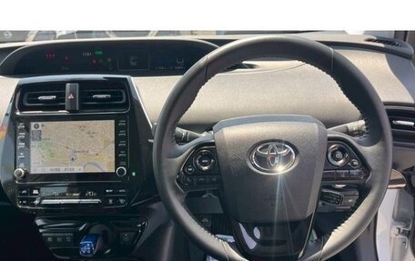 Toyota Prius IV XW50, 2022 год, 1 650 000 рублей, 8 фотография